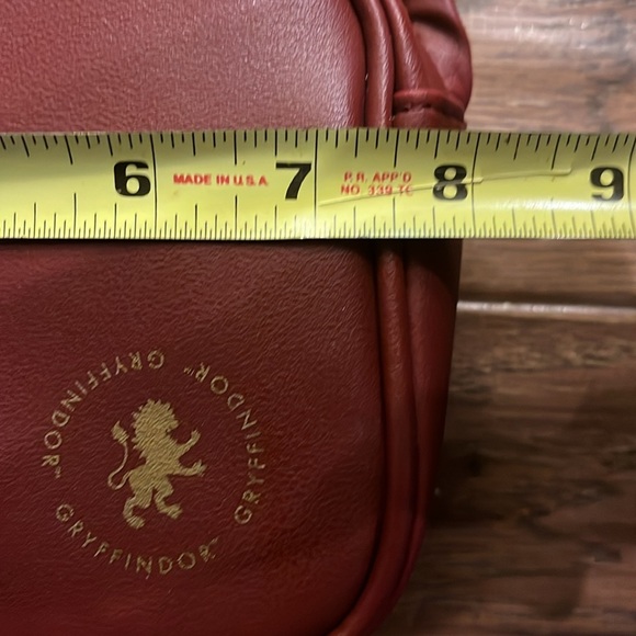 Harry Potter Marion Hogwarts Gryffindor Crossbody Purse - Picture 6 of 10